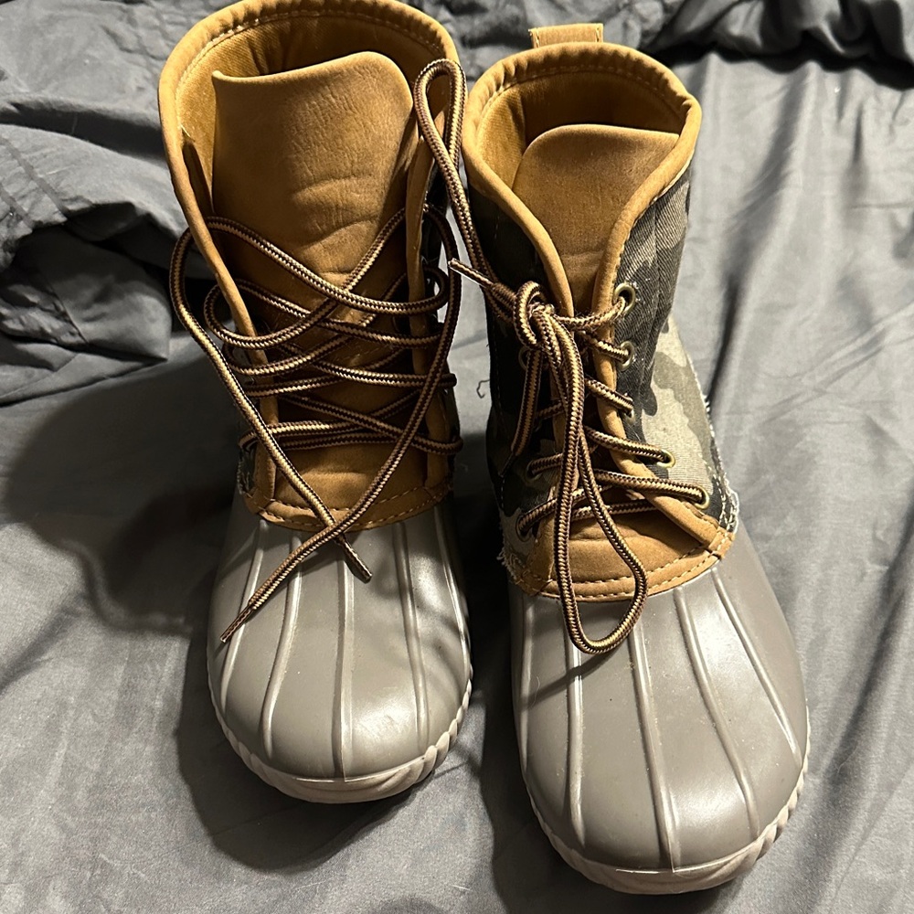 Women's Gray and Tan Winter Boots